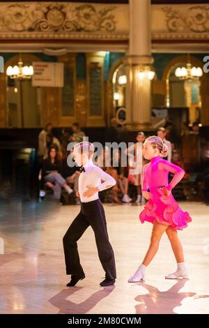 Attraktive junge Paar Kinder tanzen Ballsaal Tanz. Mädchen und Jungen Tänzerin Latino internationalen Tanz. Stockfoto