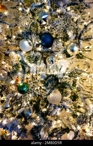 Dekorationen auf einen festlichen Weihnachtsbaum Stockfoto