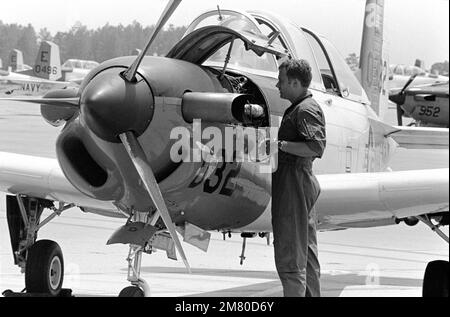 Ein Bodenpersonal führt Wartungsarbeiten an einem T-34C Mentor Trainer-Flugzeug durch. Basis: Marine Air Station, Whiting Field State: Florida (FL) Land: Vereinigte Staaten von Amerika (USA) Stockfoto