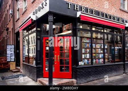 Unabhängige Buchhandlung Three Lives & Company an der Ecke 10. Street und Waverly Place in Greenwich Village, New York City, NY, USA Stockfoto