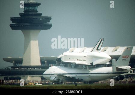 Das Space Shuttle Orbiter Enterprise (OV-101) während einer öffentlichen Disphalie zur Feier der zweihundertjährigen Luftfahrt und Raumfahrt. Die Enterprise ist auf dem NASA 747-123 Space Shuttle Orbiter Trägerflugzeug montiert. Basis: Internationaler Flughafen Dulles Bundesstaat: Virginia (VA) Land: Vereinigte Staaten von Amerika (USA) Stockfoto