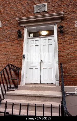 Northern Dispensary, eine kostenlose medizinische Klinik gegründet 1827 auf Christopher Street und Waverly Place in Greenwich Village, New York City, NY, USA Stockfoto