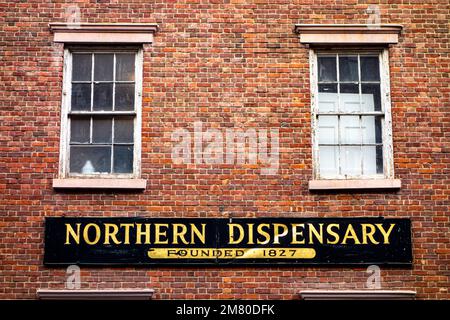 Northern Dispensary, eine kostenlose medizinische Klinik gegründet 1827 auf Christopher Street und Waverly Place in Greenwich Village, New York City, NY, USA Stockfoto