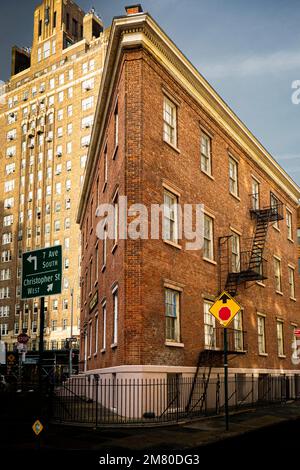 Northern Dispensary, eine kostenlose medizinische Klinik gegründet 1827 auf Christopher Street und Waverly Place in Greenwich Village, New York City, NY, USA Stockfoto