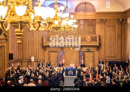 Die Menschen stimmen einstimmig ab, da Rob Burrow die Freiheit der Stadt Leeds in der Leeds Civic Hall erhält, in Anerkennung seiner Wahlkampfarbeit und Spendenaktionen für alle, die von der Erkrankung der Motoneurone betroffen sind. Bilddatum: Mittwoch, 11. Januar 2023. Stockfoto