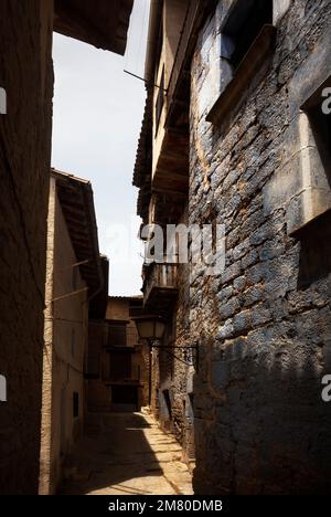 Enge Straße im Dorf Valderrobres Stockfoto