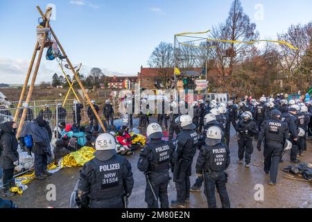 Klimaschutzaktivisten haben sich im deutschen Braunkohlendorf Lutzerath in Nordrhein-Westfalen verbarrikadiert. Die Aktivisten besetzen das Dorf seit mehr als zwei Jahren, um zu verhindern, dass es vom Erdboden verschwindet, wie es in einem von politischen Führern ausgehandelten Abkommen vereinbart wurde. Das Energieunternehmen RWE baut dort Braunkohle ab, die Aktivisten für die globale Erwärmung und die CO2-Verschmutzung verantwortlich machen. Heute früh begann die Polizei, das Dorf zu evakuieren. Stockfoto