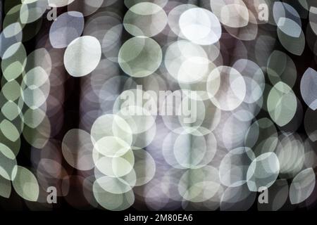 Unscharfe Spuren von Lichtern und Flecken. Hintergrund voller unfokussierter farbiger Lichtquellen. Stockfoto