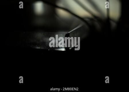 Altes Aquarium im Haus. Behälter mit Wasser für Fische. Details Zum Glasaquarium. Schlechter Fischgehalt. Stockfoto