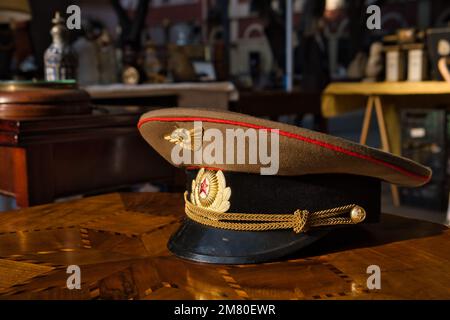 Nahaufnahme eines alten russischen Militärhutes auf dem Flohmarkt in Cagliari Stockfoto