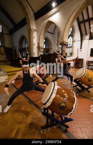 Shumei Taiko Vorstellung durch professionelle japanische Schlagzeuger in der All Saints Church in Highgate, die die Japaner als spirituellen Aufruf zur Natur nutzen. Stockfoto