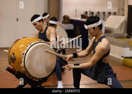 Shumei Taiko Vorstellung durch professionelle japanische Schlagzeuger in der All Saints Church in Highgate, die die Japaner als spirituellen Aufruf zur Natur nutzen. Stockfoto