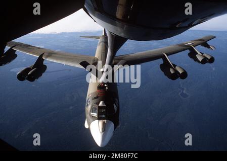 Eine Luft-Luft-Sicht aus dem Fenster des Auslegerführers eines B-52H Stratofortress-Flugzeugs, das der 77. Bombenstaffel zugeteilt wurde und von einem KC-135 Stratotanker-Flugzeug der 4. Luftleitungs- und Kontrollstaffel betankt wird. Die Flugzeuge nehmen an der Übung der strategischen Luftführung Global Shield '83 Teil. Betreff Operation/Serie: GLOBAL SHIELD '83 Basis: Ellsworth Luftwaffenstützpunkt Staat: South Dakota (SD) Land: Vereinigte Staaten von Amerika (USA) Stockfoto