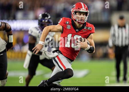 Georgia Bulldogs Quarterback Stetson Bennett (13) setzt den Ball während der College Football Playoff National Championship gegen den um Stockfoto