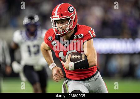 Georgia Bulldogs Quarterback Stetson Bennett (13) setzt den Ball während der College Football Playoff National Championship gegen den um Stockfoto