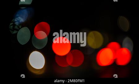 Unscharfe Spuren von Lichtern und Flecken. Hintergrund voller unfokussierter farbiger Lichtquellen. Stockfoto