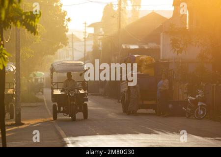 Tuk Tuk im Morgensonnenlicht, ländliches Dorf. Südmyanmar Stockfoto