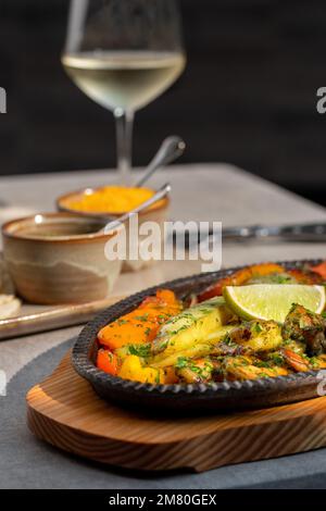 Traditionelle mexikanische Rindfleischfajitas, auch alambre genannt. Stockfoto