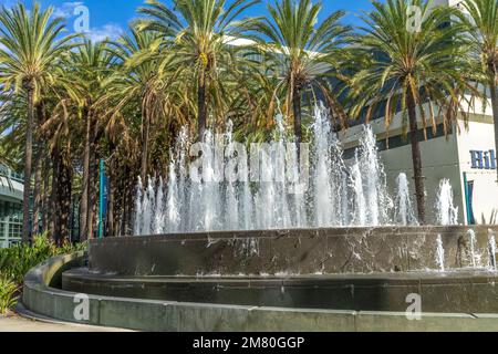 Anaheim, CA, USA – 1. November 2022: Wasserbrunnen und Palmen im Anaheim Convention Center in Anaheim, Kalifornien. Stockfoto