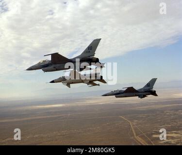 Eine Air-to-Air-Rückansicht von zwei F-16 Kampfflugzeugen von Falcon, die das F-16/750 AFTI (Advanced Fighter Technology Integration) Testflugzeug auf einem Flug vom Luftwaffenstützpunkt Edwards, Kalifornien, nach Fort Worth, Texas begleiten. Basis: Luftwaffenstützpunkt Edwards Bundesstaat: Kalifornien (CA) Land: Vereinigte Staaten von Amerika (USA) Stockfoto