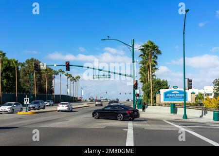 Anaheim, CA, USA – 1. November 2022: Straßenkreuzung von Harbor Blvd und Manchester Ave mit Ampeln und Querweg in Anaheim, Kalifornien. Stockfoto