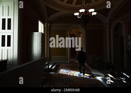 In der zweiten Woche des 118. Kongresses im US Capitol in Washington, DC, am Dienstag, den 10. Januar 2023, geht ein Mann durch einen Lichtschacht, der durch ein Fenster im Senatsflügel kommt. (Foto: Craig Hudson/Sipa USA) Guthaben: SIPA USA/Alamy Live News Stockfoto