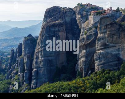 Klöster von Varlaam und großer Meteoron auf den Klippen des Meteora-Gebirges. Kalambaka Griechenland. Berühmter griechisch-orthodoxer christlicher Schrein, einzigartiger Felsen für Stockfoto