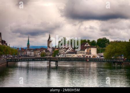 Blick auf das Stadtzentrum mit der berühmten Fraumunster-Kirche, Zürich, Schweiz Stockfoto