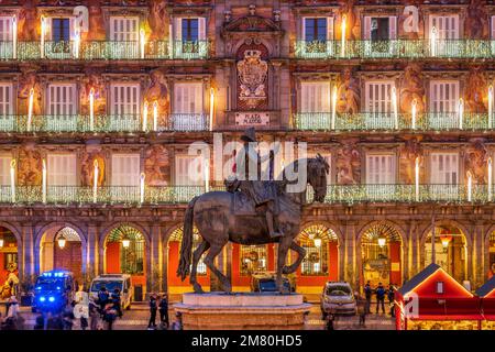 Reiterstatue von Philip III. König von Spanien mit weihnachtslichtern dahinter, Plaza Mayor, Madrid, Spanien Stockfoto