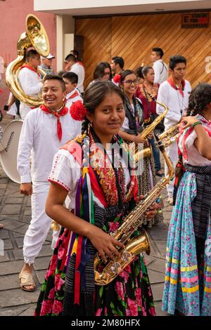 Junge Musiker bereiten sich auf eine Parade während des alljährlichen Volkstanz-Festivals Guelaguetza in Oaxaca, Mexiko, vor. Stockfoto