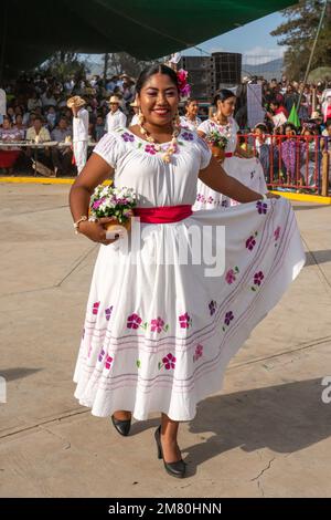 Tänzer aus Puerto Escondido tanzen den traditionellen Jarabe im Guelaguetza in San Antonino Castillo Velasco, Oaxaca, Mexiko. Der Jarabe ist ein Tanz Stockfoto