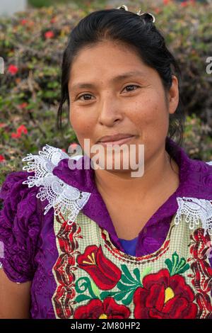 Eine junge einheimische Zapotekerin in ihrem traditionellen Kleid aus San Miguel del Valle bei Oaxaca, Mexiko. Frauen aus San Miguel tragen wunderschöne Handgelenke Stockfoto