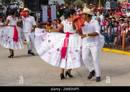 Tänzer aus Puerto Escondido tanzen den traditionellen Jarabe im Guelaguetza in San Antonino Castillo Velasco, Oaxaca, Mexiko. Der Jarabe ist ein Tanz Stockfoto