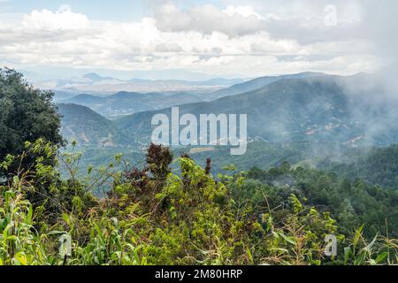 Blick hinunter in den Ocotlan-Arm der Täler von Oaxaca Central von El Portillo de San Andres in den Bergen Sierra Madre del Sur in Oaxaca, Mexiko Stockfoto