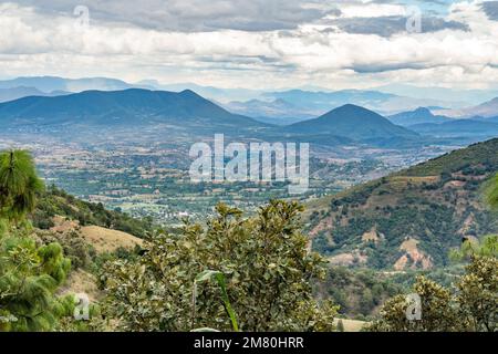 Blick hinunter in den Ocotlan-Arm der Täler von Oaxaca Central von El Portillo de San Andres in den Bergen Sierra Madre del Sur in Oaxaca, Mexiko Stockfoto