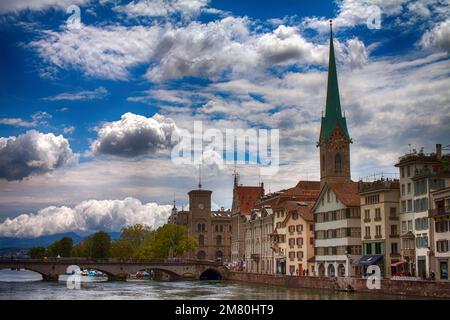 Blick auf das Stadtzentrum mit der berühmten Fraumunster Kirche, Zürich, Swetzerland Stockfoto