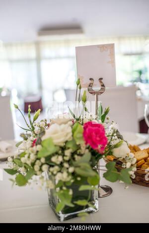 Hochzeitsfoto. Gläser und Blumen auf Tischen. Stockfoto