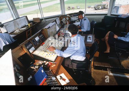 Personal der Royal Air Force arbeitet im Kontrollturm (Gebäude 326) während der Übung MIT DER FLAGGE. Betreff Operation/Serie: CHECKERED FLAG Base: RAF Wittering Country: Great Britain / England (GBR) Stockfoto