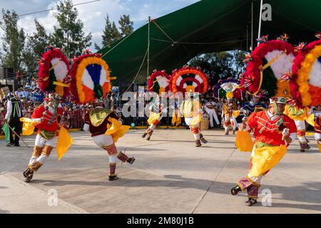 Tänzer aus der Villa de Zaachila führen die Danza la Pluma im Guelaguetza in San Antonino, Oaxaca, Mexiko auf. Stockfoto