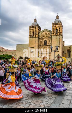 Chinas Oaxaquenas Tänzer treten vor der Kirche Santo Domingo auf dem Guelaguetza Festival in Oaxaca, Mexiko, auf. Stockfoto