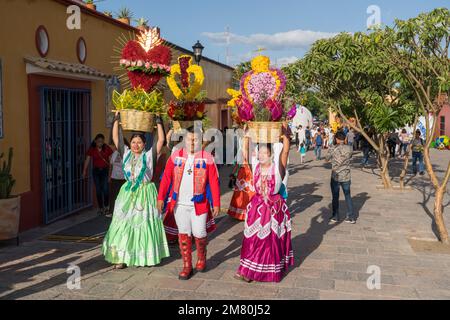 Chinas Oaxaquenas Tänzer mit dekorierten Blumenkörben auf dem Kopf beim Guelaguetza Festival in Oaxaca, Mexiko. Stockfoto