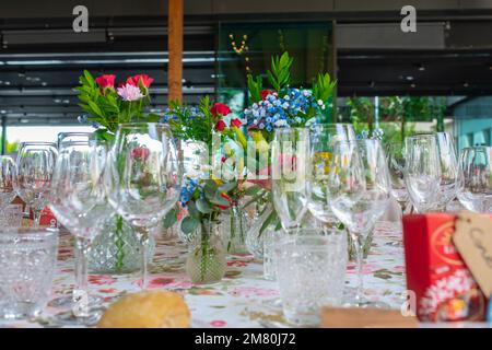 Hochzeitsfoto. Gläser und Blumen auf Tischen. Stockfoto