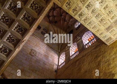 Salamanca, Spanien - 15. Januar 2022: Innenansicht des Klosters San Esteban. Gerippte Gewölbe Stockfoto