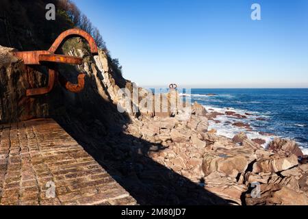 Donosti, Spanien-22. Dezember 2014: An sonnigen Tagen können Sie am Ende des Strands La Concha die Skulpturen von Chillida sehen Stockfoto