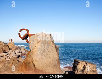 Donosti, Spanien-22. Dezember 2014: An sonnigen Tagen können Sie am Ende des Strands La Concha die Skulpturen von Chillida sehen Stockfoto