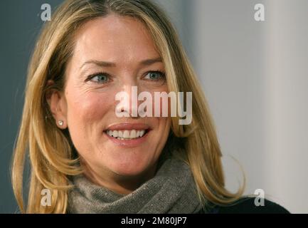 Hamburg, Deutschland. 14. Dezember 2006. Model Tatjana Patitz lächelt vor den Fotografen. Die in Hamburg geborene Patitz starb am 11. Januar 2023 im US-Bundesstaat Kalifornien, im Alter von 56 Jahren, erzählte ihre Modelagentur in New York der Deutschen Presse-Agentur. (Zu dpa 'Deutsches Modell Tatjana Patitz starb mit 56') Kredit: Kay Nietfeld/dpa/Alamy Live News Stockfoto