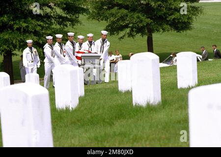 Mitglieder der USA Die Zeremonialgarde der Navy trägt den Sarg von Lieutenant. CMDR. James Ruffin zur Grabstätte am Arlington National Cemetery. Ruffin wurde als vermisst gemeldet, nachdem er am 18. Februar 1966 nicht von einer Mission vor der Küste Nordvietnams zurückgekehrt war. Basis: Arlington Bundesstaat: Virginia (VA) Land: Vereinigte Staaten von Amerika (USA) Stockfoto