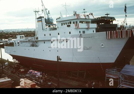 Steuerbord-Bugblick auf das Meeresüberwachungsschiff USNS STALWART (T-AGOS 1) auf den Wegen vor dem Start vor dem Start. Basis: Tacoma Staat: Washington (WA) Land: Vereinigte Staaten von Amerika (USA) Stockfoto