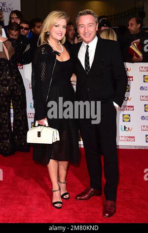 Dossierfoto vom 28.09/15, von Niamh O'Brien und Michael Flatley, die für die Pride of Britain Awards 2015 ankommen, im Grosvenor House, Park Lane, London. Mr. Flatley wurde mit einer "aggressiven Form von Krebs" diagnostiziert und wurde operiert, laut einer Erklärung auf dem offiziellen Instagram-Konto des Riverdance-Stars. Ausgabedatum: Mittwoch, 11. Januar 2023. Stockfoto