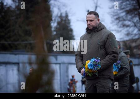 Lemberg, Ukraine. 11. Januar 2023. Stabschef des ukrainischen Präsidenten Andriy Yermak platziert Blumen auf Gräbern von Soldaten, die während der russischen Invasion auf dem Marsfeld auf dem Friedhof Lychakiv am 11. Januar 2023 in Lemberg, Ukraine, getötet wurden. Seit April 2022 werden Soldaten, die während des russisch-ukrainischen Krieges getötet wurden, auf dem historischen Friedhof begraben. Kredit: Pressestelle Des Ukrainischen Präsidenten/Ukrainischer Ratsvorsitz/Alamy Live News Stockfoto